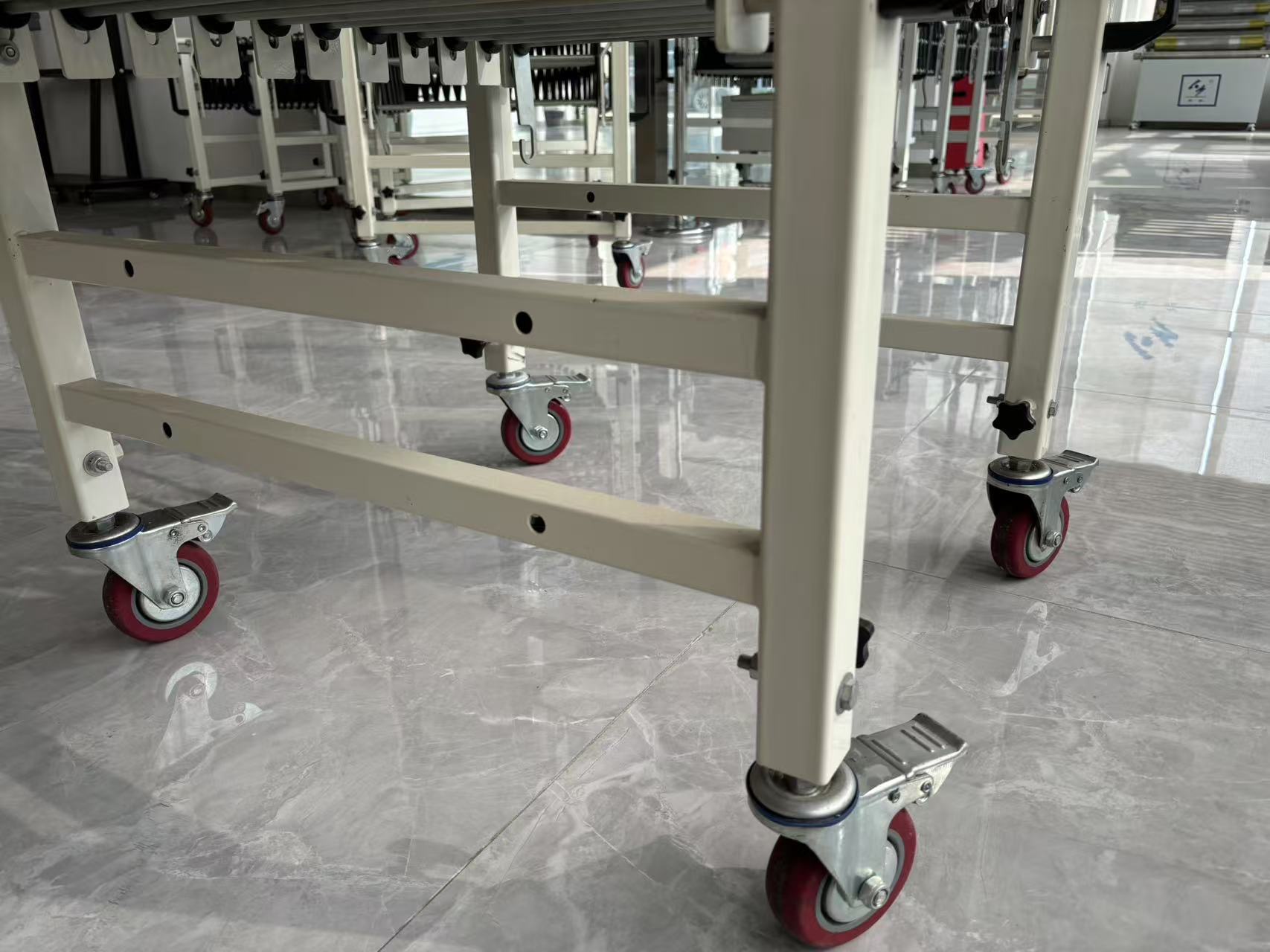 ناقل أسطوانة قابلة للتوسيع مرن مع العجلات