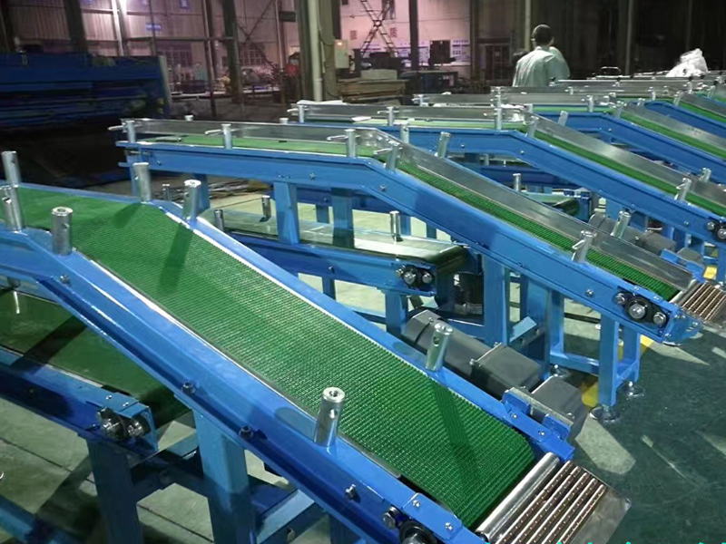 ناقل الحزام المائل