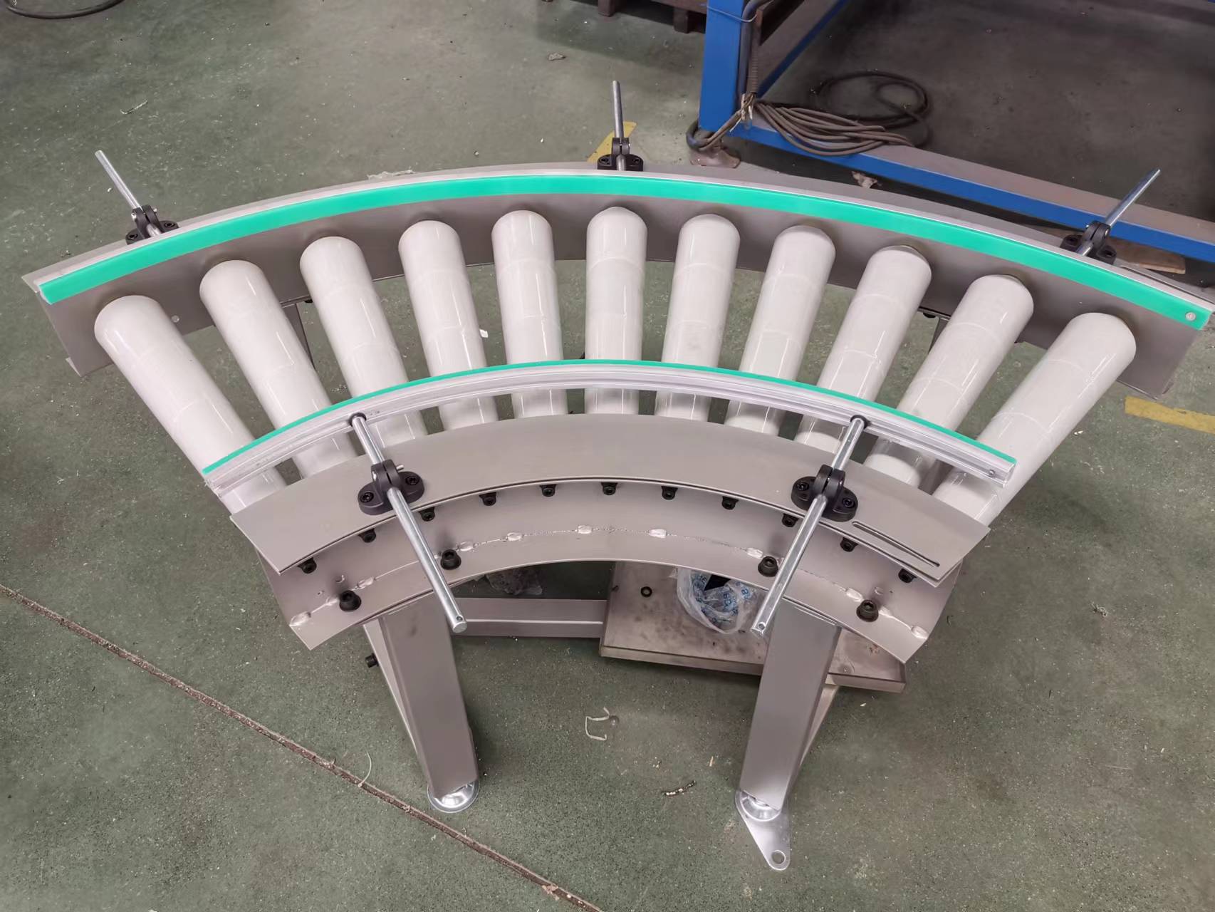 ناقل الأسطوانة المنحني الذي يحركه المحرك